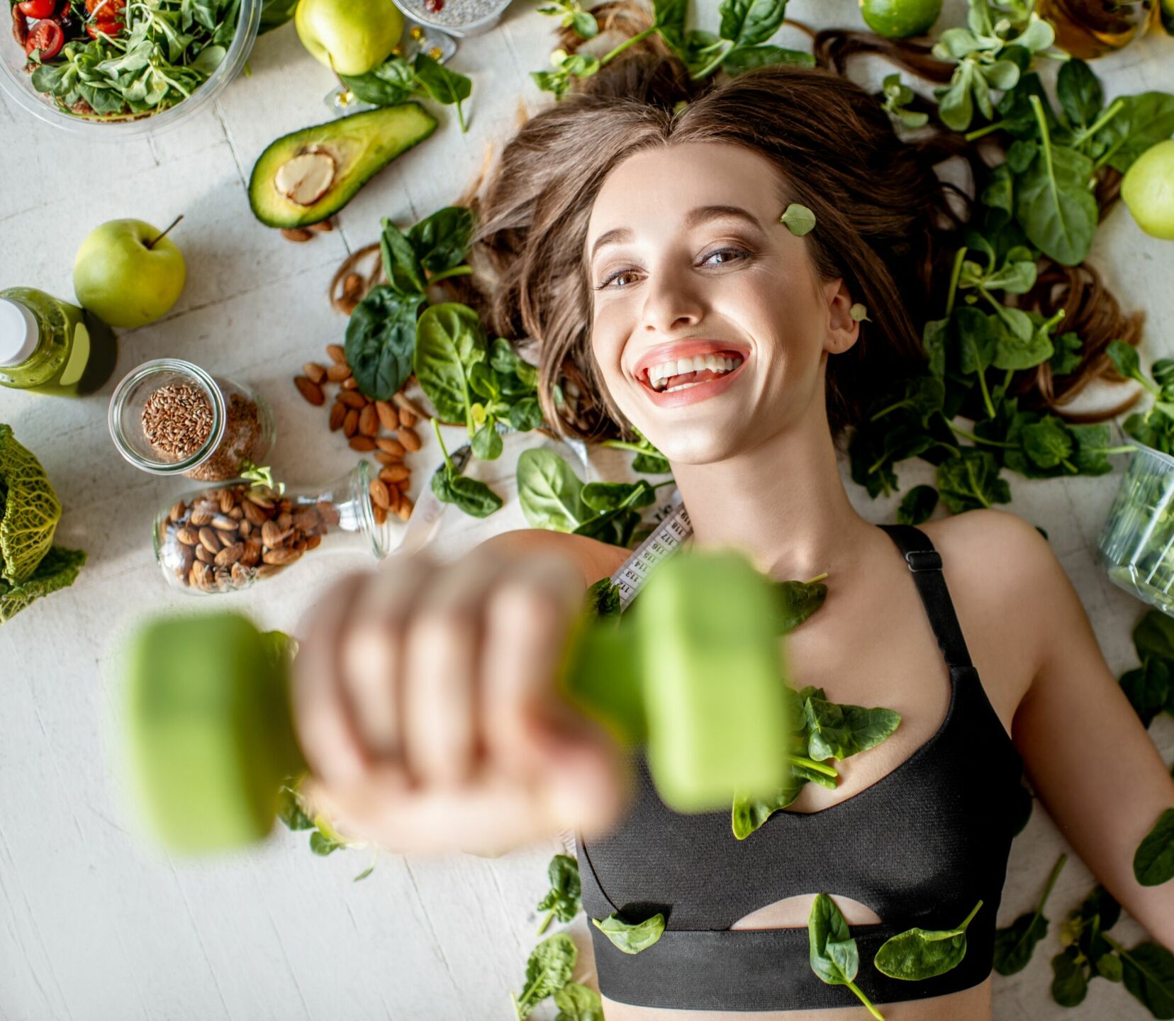 donna in forma con cibo sano