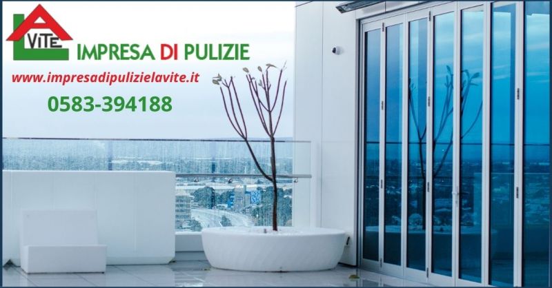 offerta lavaggio vetrate edifici e ambienti lavorativi Lucca - IMPRESA PULIZIE LA VITE