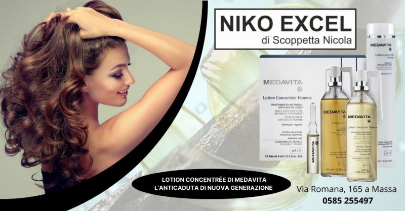 parrucchiere che effettua trattamenti anticaduta capelli