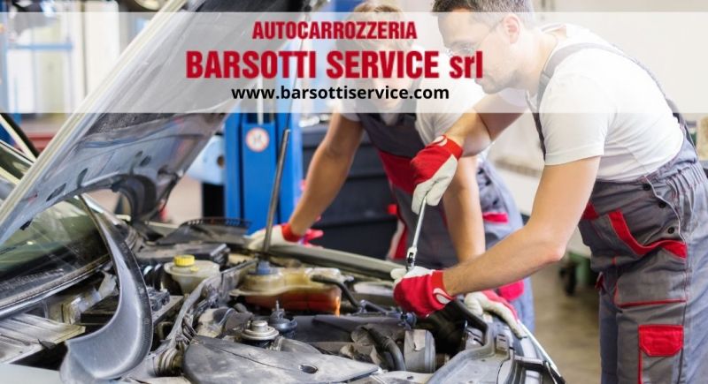 manutenzione e riparazione auto auto con servizio auto sostitutiva