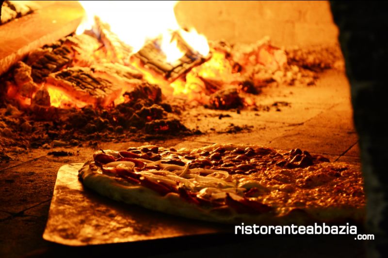 ABBAZIA RISTORANTE PIZZERIA offerta pizza cotta nel fono a legna- promozione pizza tradizionale